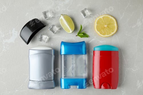 Vista previa: Flat lay composition with different male deodorants on light grey marble table