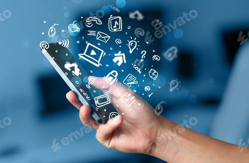 Vista previa: Smartphone que sostiene la mano con íconos multimedia y colección de símbolos