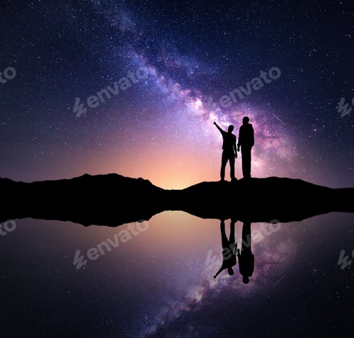 Visualização: Paisagem com a Via Láctea e homens. Silhueta de um povo