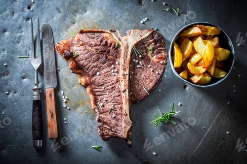 Preview: Roasted tbone steak and chips with salt