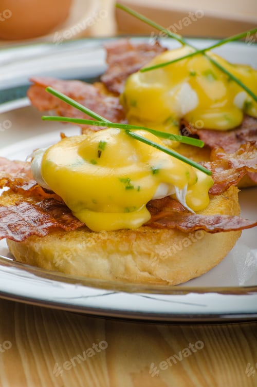Preview: Eggs bvenedict with chives