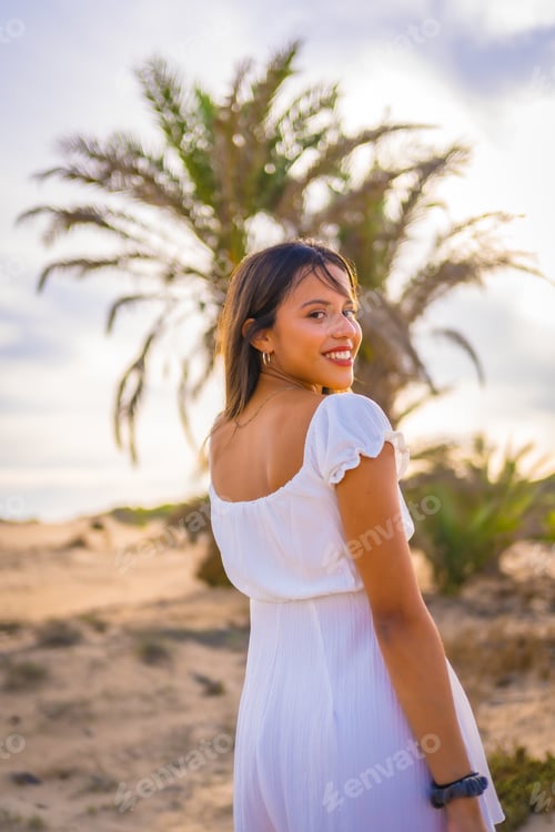 Visualização: Estilo de vida de uma jovem morena caucasiana curtindo as férias na praia