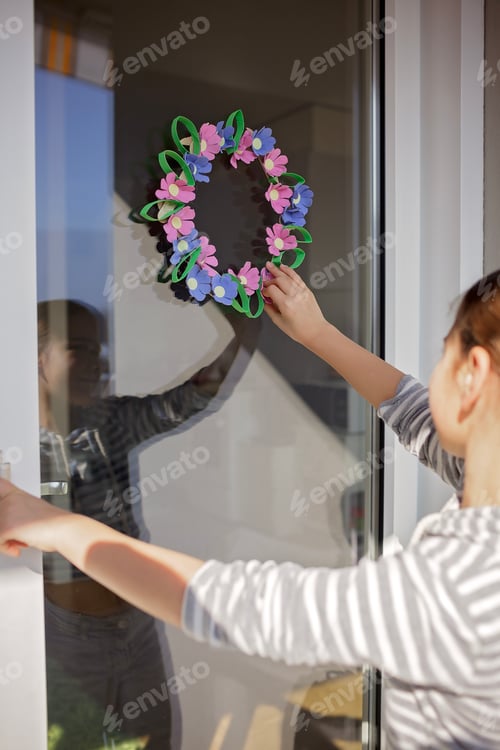 Preview: Kids create Easter flower wreath in pastel colors using an upcycled egg trail. Zero waste lifestyle