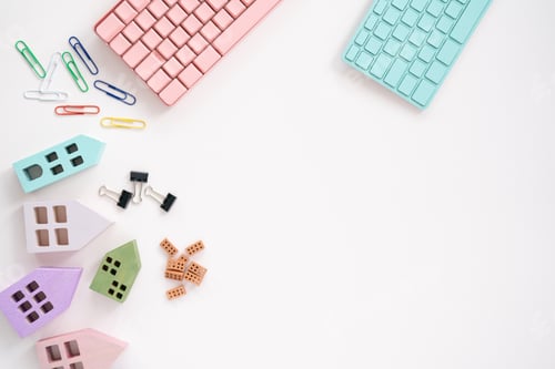 Preview: Office supplies mini houses and colorful keyboards