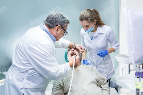 Aperçu: Dentiste et assistant travaillant