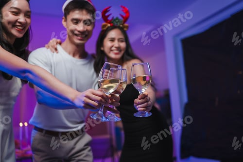 Visualização: Diversos jovens amigos comemorando festa brindando vinho branco