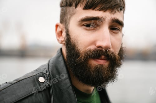 Preview: Photo closeup of bearded young man looking at camera