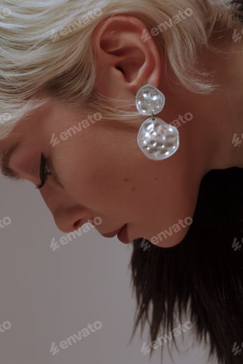 Preview: Beautiful Blonde Girl With Short Hair And Makeup In A Black Fur Coat