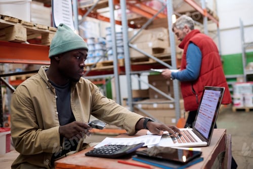 Preview: Distributor scanning barcodes of parcels