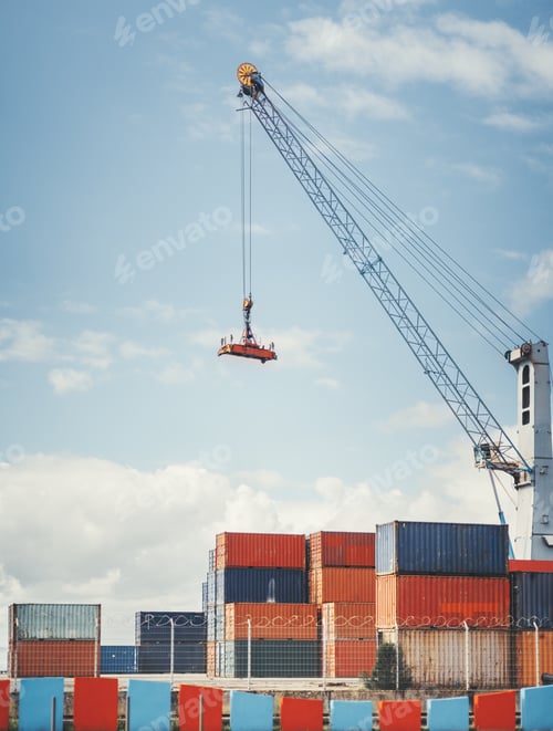 Vista previa: Crane lifting cargo at shipping port