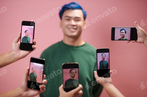 Preview: Subscribers Photographing Influencer