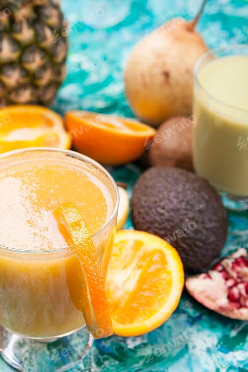 Preview: Glasses with detox smoothie surrounded by fruits