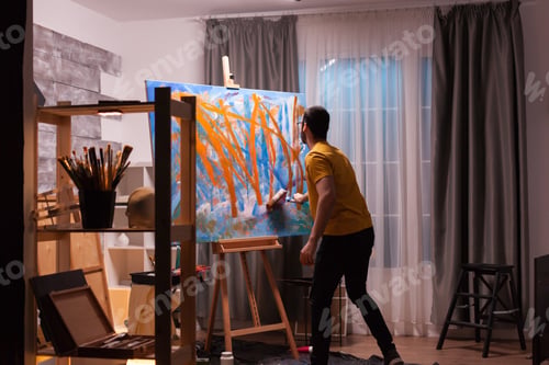 Preview: Successful painter in art workshop