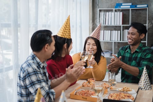 Visualização: Grupo de amigos asiáticos, homens e mulheres, assistindo jogos de futebol, competição da copa do mundo na televisão com