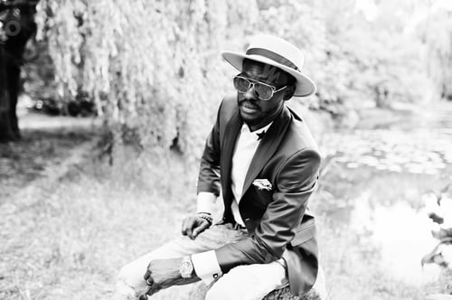 Preview: Portrait of stylish rich black man at blue jacket, hat and sunglasses