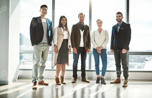 Предпросмотр: Портрет группы уверенных в себе бизнесменов, стоящих вместе в офисе в течение дня