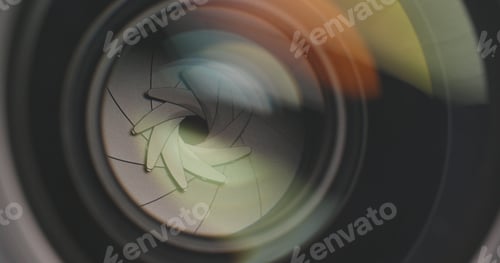 Preview: Professional camera lens zooming in and out