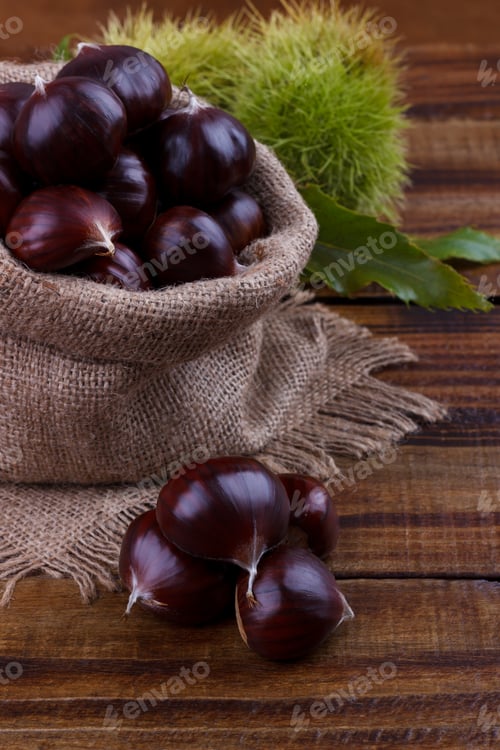 Preview: Fresh chestnuts in a sack
