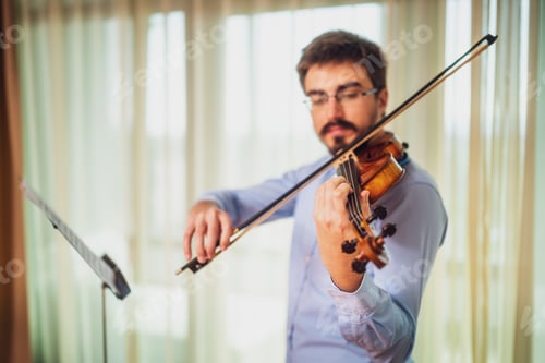 Preview: Violinist