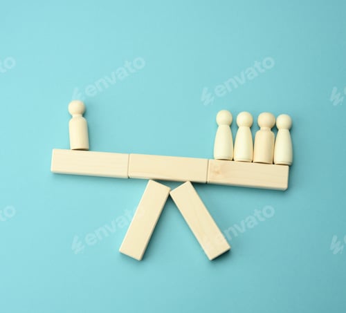 Preview: Wooden figures of men on a swing, the group outweighs the loner.