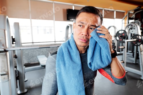 Preview: Sportsman wiping sweat
