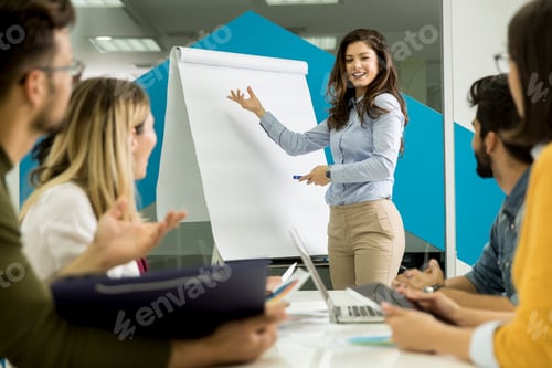 Visualização: Jovem líder de equipe confiante fazendo uma apresentação