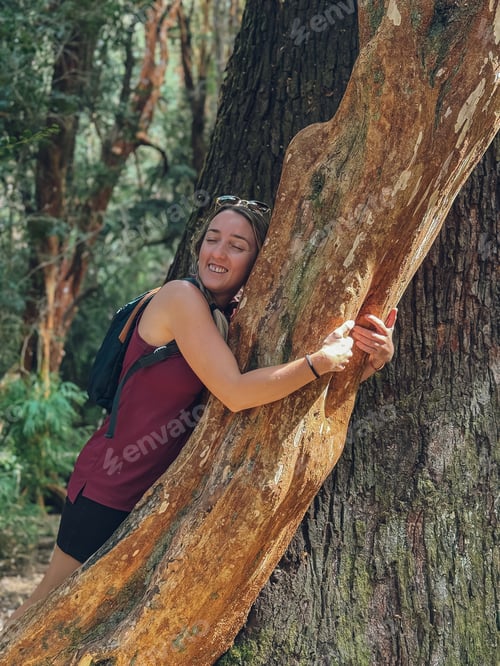 Preview: A woman is hugging a tree trunk