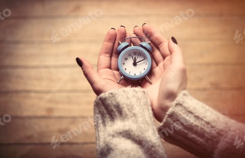 Preview: hands holding clock