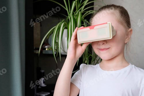 Preview: A child is watching slides through a slide show.