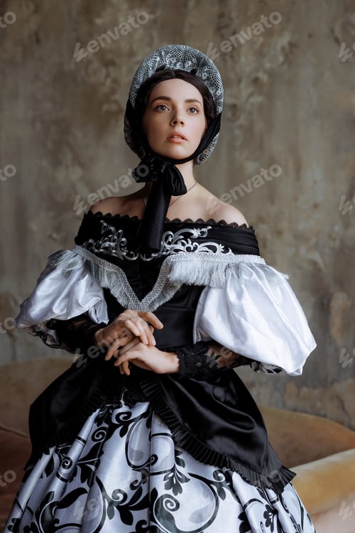 Preview: Elegant Baroque Lady in Lavish Lace Gown