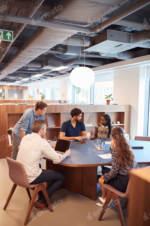 Preview: Casually Dressed Businessmen And Businesswomen Having Informal Meeting In Modern Office