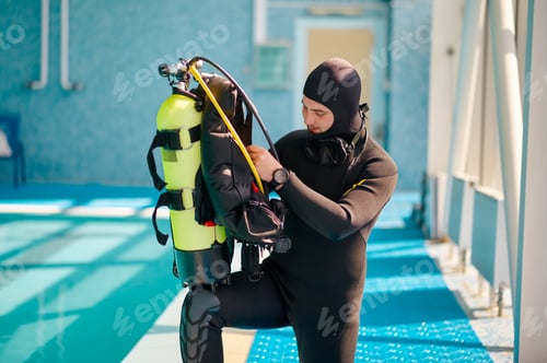 Preview: Male diver puts on oxygen tank, diving school