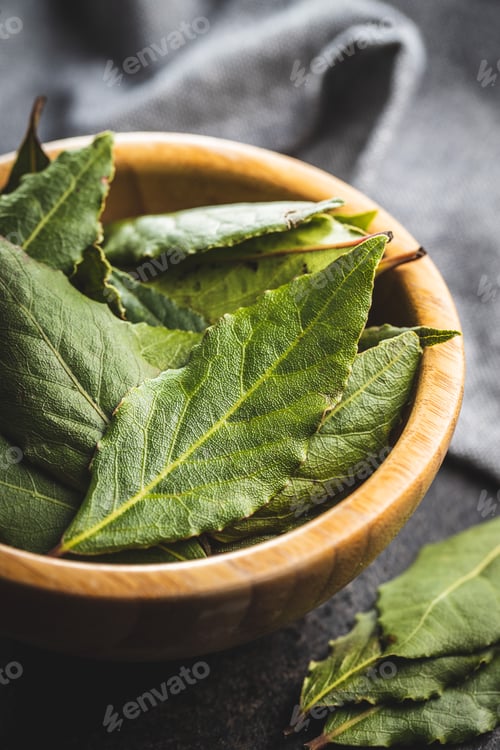 Preview: Fresh green bay leaves in bowl