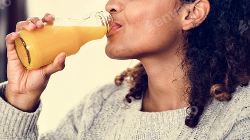 Preview: Woman drinking fresh orange juice