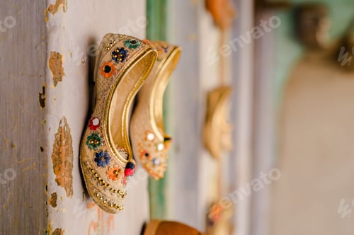 Preview: View of traditional juttis on the wall of an Indian street vendor's stall