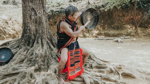 Preview: elite gong artisan of the Cor Quang Ngai ethnic group
