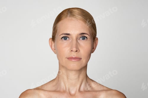 Vorschau: Reife Frau mit blonden Haaren und blauen Augen gegen Weiß