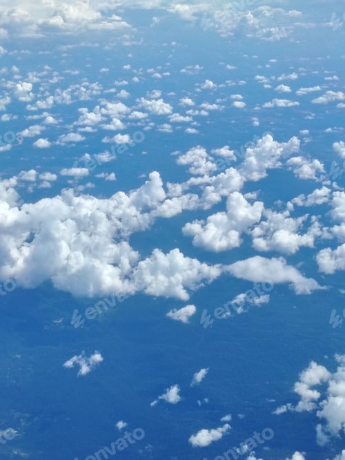 Vorschau: Blauer Himmel mit flauschigen weißen Wolken