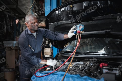 Preview: Mechanics inspect and check the refrigerant and fill the car air conditioner in the garage.
