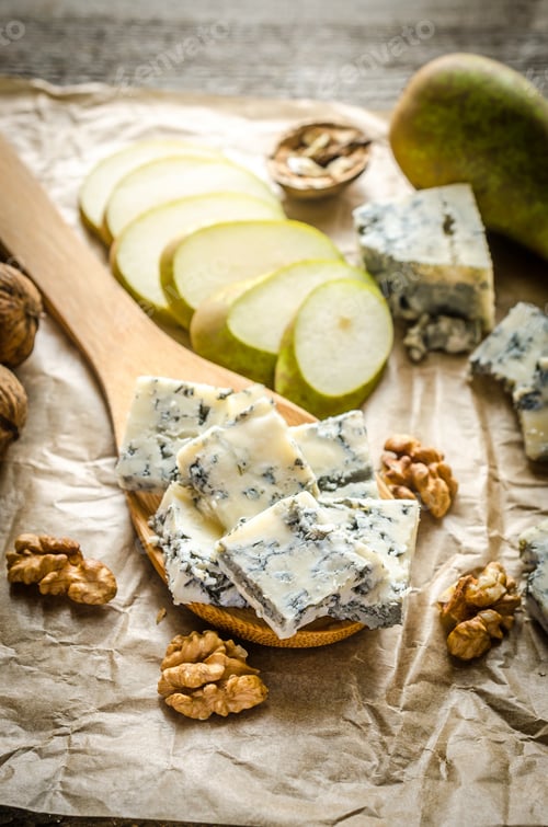 Preview: Blue cheese with pears and walnuts