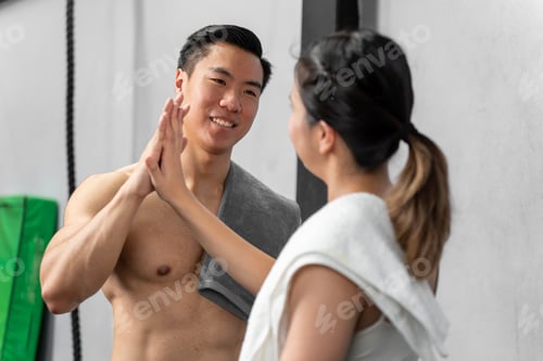 Preview: Asian men and women Have a strong body, good health, love to exercise.