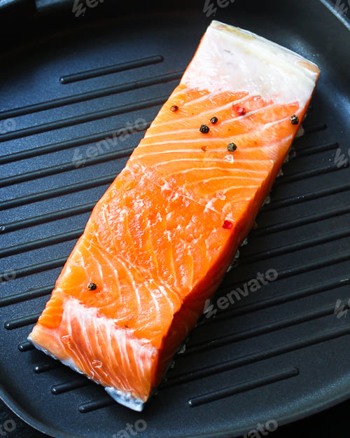 Vorschau: Lachs, Stück roter Fisch, würzige Meeresfrüchte, Menükonzept, Portionsgröße. Kopie der Ansicht von oben auf den Lebensmittelhintergrund