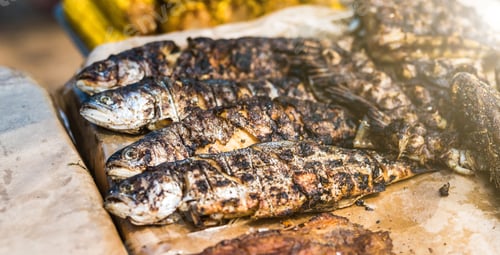 Vista previa: tasty grilled fish on table