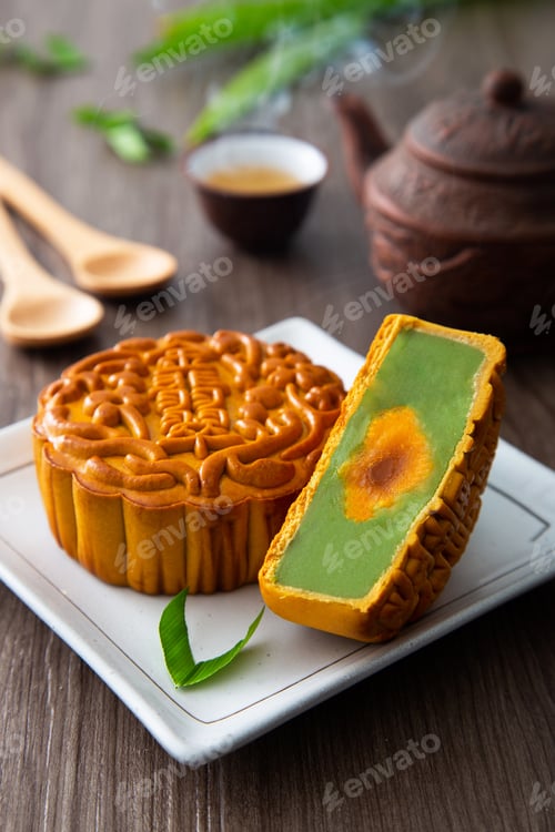 Preview: Moon cakes with Chinese tea. The Chinese character on the mooncake represent "Pandan lotus paste"