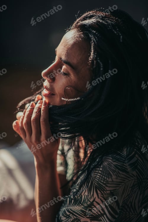Preview: lifestyle portrait of a smiling brunette girl