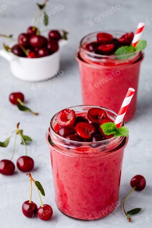 Preview: Cherry smoothie in glass with mint leaves and fresh berries