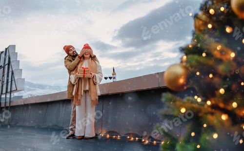 Vista previa: pareja está celebrando la Navidad