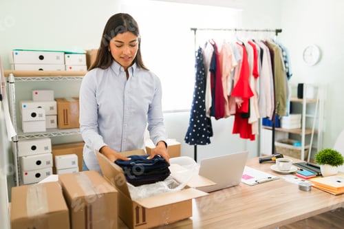 Preview: Woman getting ready the shipping packages