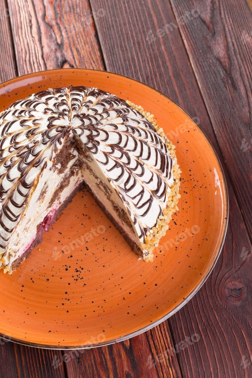 Preview: Delicious Chocolate Cake with Nut Crumb Border