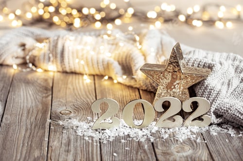 Visualização: Composição festiva aconchegante com os números 2022 e detalhes da decoração de perto.